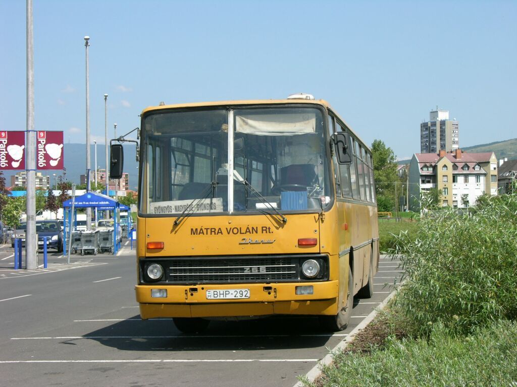A helyközi forgalom jellemző busza a 266-os volt az újabb típusok érkezéséig, volán-sárga fényezésüket sejeltezésükig megtartották (a képre kattintva galéria nyílik a szerző fotóiból)