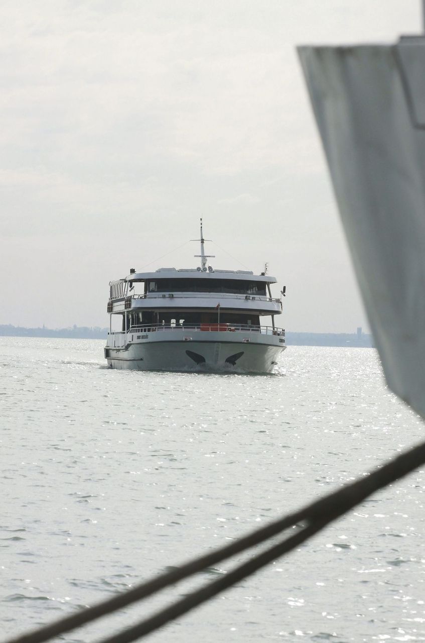 A 2015-ös szezon első hajója, a Szent Miklós érkezik. A képre kattintva galéria nyílik (fotók: MTI/Nagy Lajos)