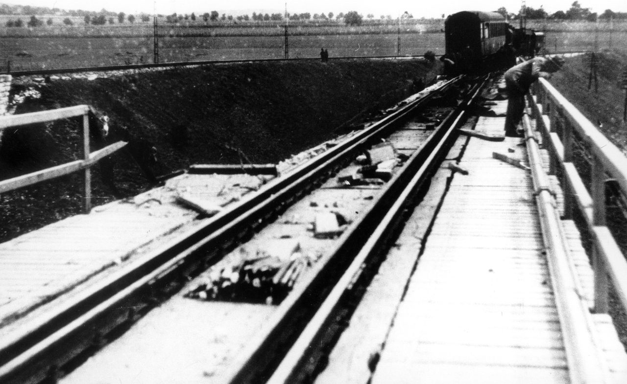 A völgyhíd Budapest felőli vége 1931. szeptember 13-án. Schweinitzer felügyelő szerint a romhalmaztól a sínhiányt nem lehetett látni (fotók: Indóház-archív | Az Est korabeli felvétele)