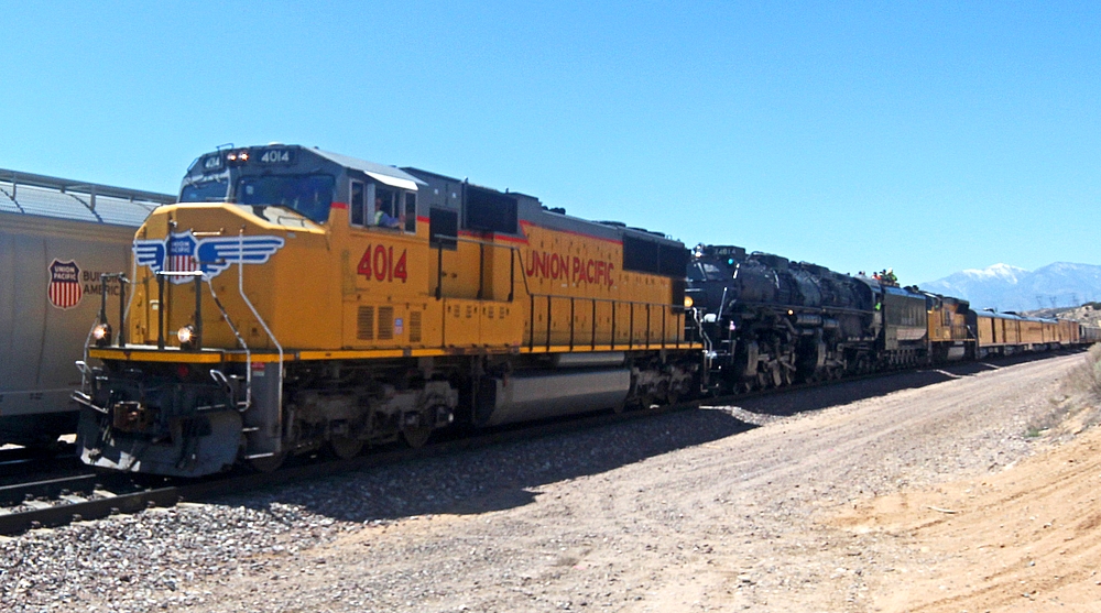 A 4014-es Big Boy szállítása 2014-ben, elől a szintén UP 4014 számú dízelmozdony (fotó: Wikipédia/Raymond Shobe)