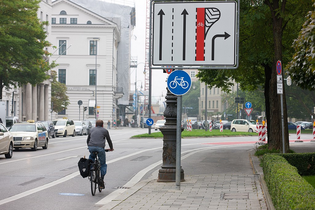 Figyelmetlen jobbra kanyarodás: visszatérő kerékpáros baleseti ok. A kerékpársáv megfelelő kiépítésével, valamint figyelemfelkeltő táblákkal kiküszöbölhető a balesetveszély<br>(fotó: eltis.org)