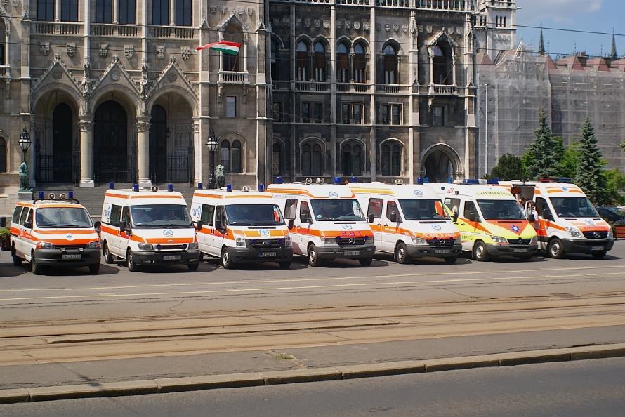 Az Országház előtt sorakoznak a különféle mentőautók