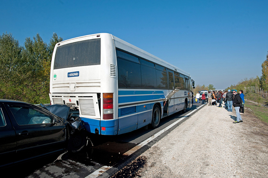 A balesetet szenvedett busz mellett a mentesítő járatot várják az utasok.<br >(fotó: MTI, Lakatos Péter)