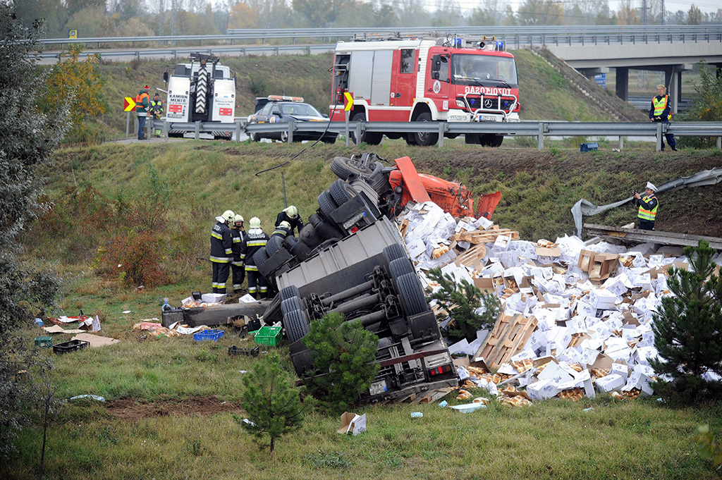 A belga rendszámú kamion az M0-ás autóút 31-es kilométerénél borult árokba.<br >(fotó: MTI, Mihádák Zoltán)