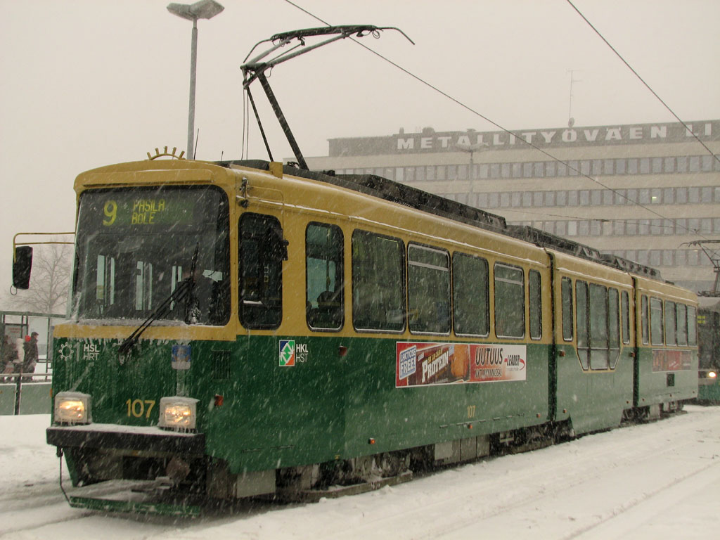Alacsonypadlós középrészű villamos a sűrű hóesésben, Helsinki Hakaniemi városrészében<br/>A képre kattintva galéria nyílik!<br/>(fotók: Dáné József)