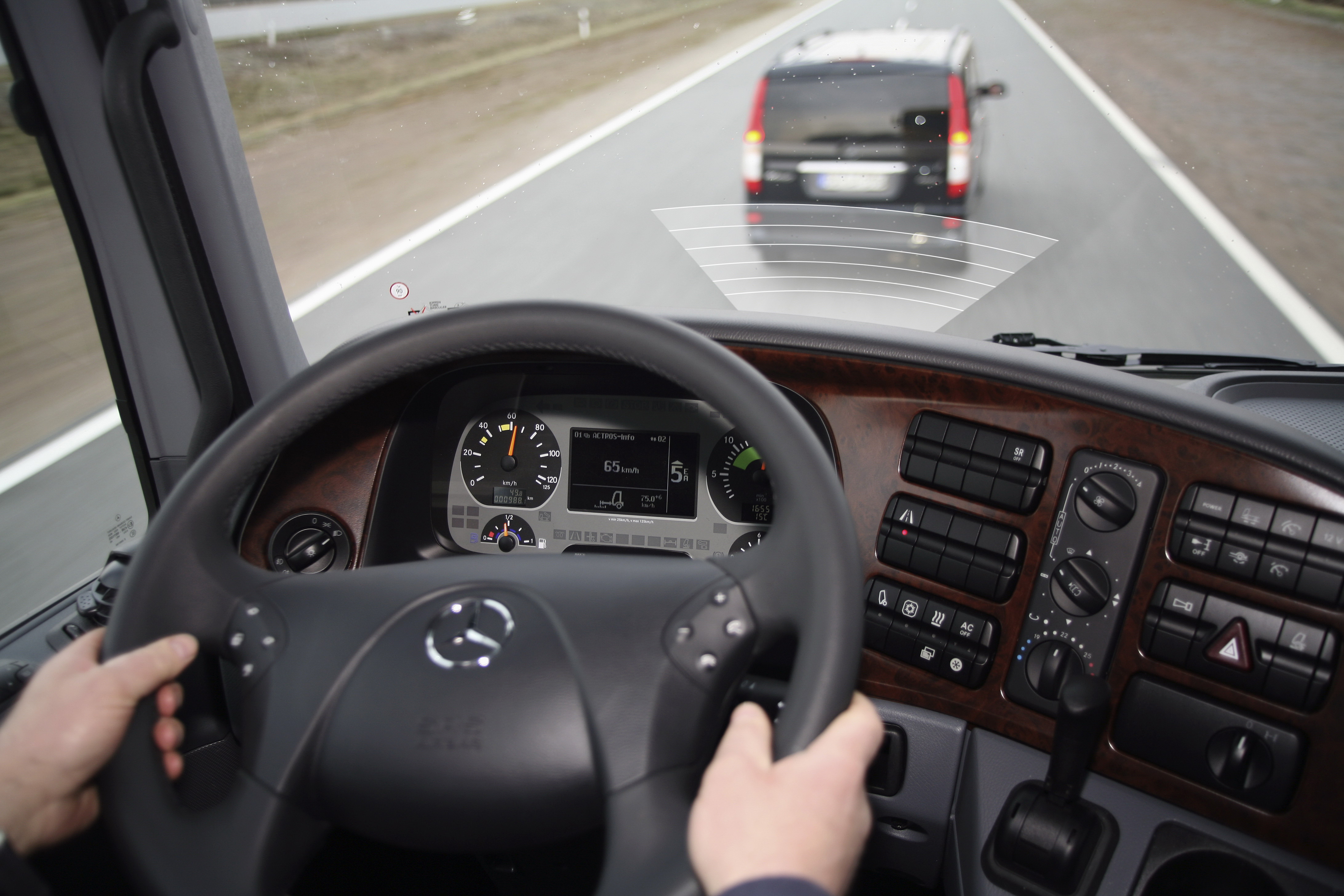 Radarok, kamerák és érzékelők pásztázzák a kamion előtti forgalmat <br /> (fotó: Daimler)