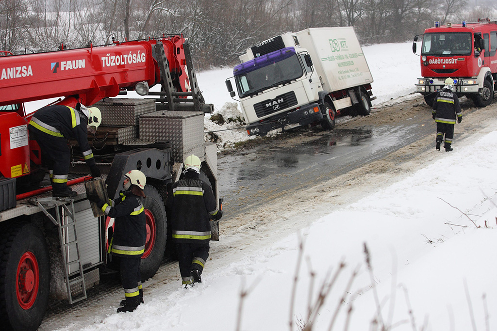 A havas úton csúszott árokba egy teherautó Újudvarnál<br >(fotó: MTI, Varga György)