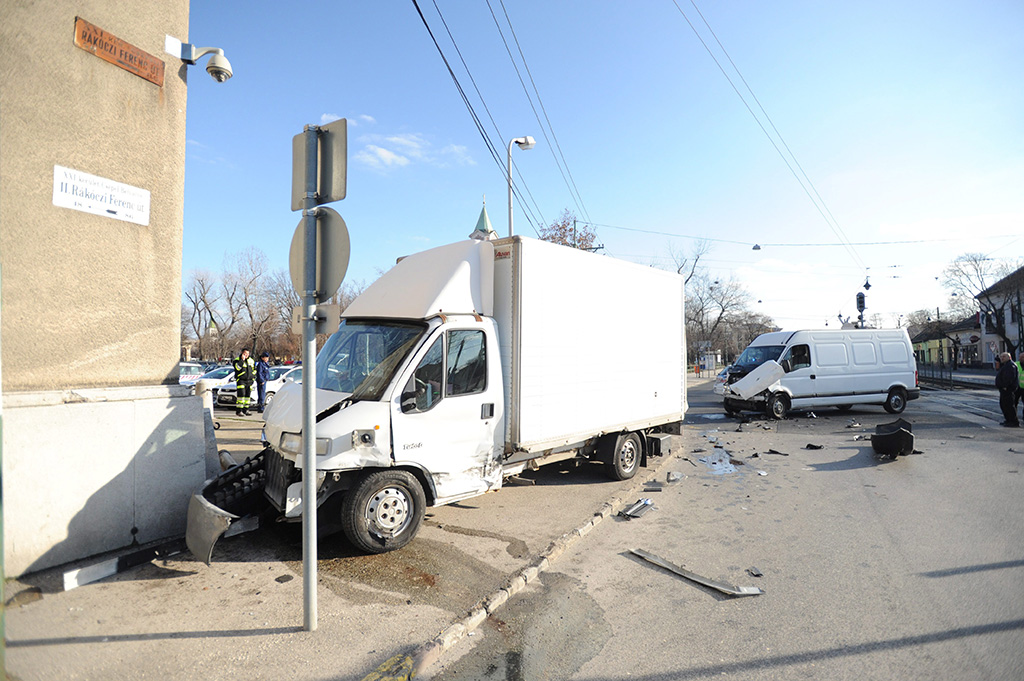 Az elsődleges információk szerint senki nem sérült meg a balesetben<br >(fotó: MTI, Mihádák Zoltán)