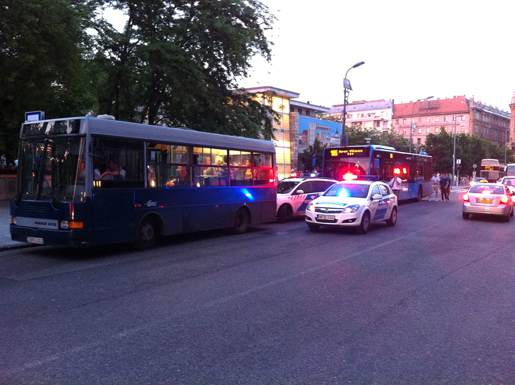 A rendőrség összesen négy járművel érkezett a helyszínre<br >(fotó: Olvasónktól)