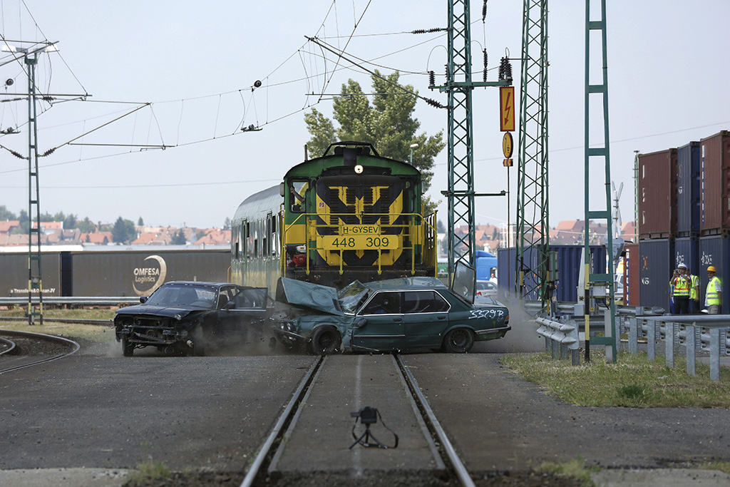 Mozdony ütközik két autóronccsal a GYSEV Zrt. balesetvizsgálati és mentési gyakorlatán Sopronban<br >(fotó: MTI, Nyikos Péter)