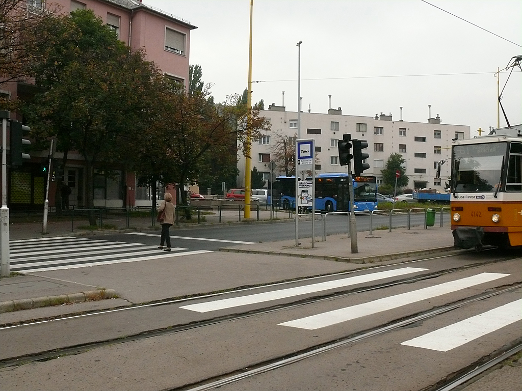 A Móricz Zsigmond körtér felé közlekedő villamosról leszállva a Villányi út páros oldala felé szabad a gyalogosnak a jelzés<br>(Kemsei Zoltán felvételei)