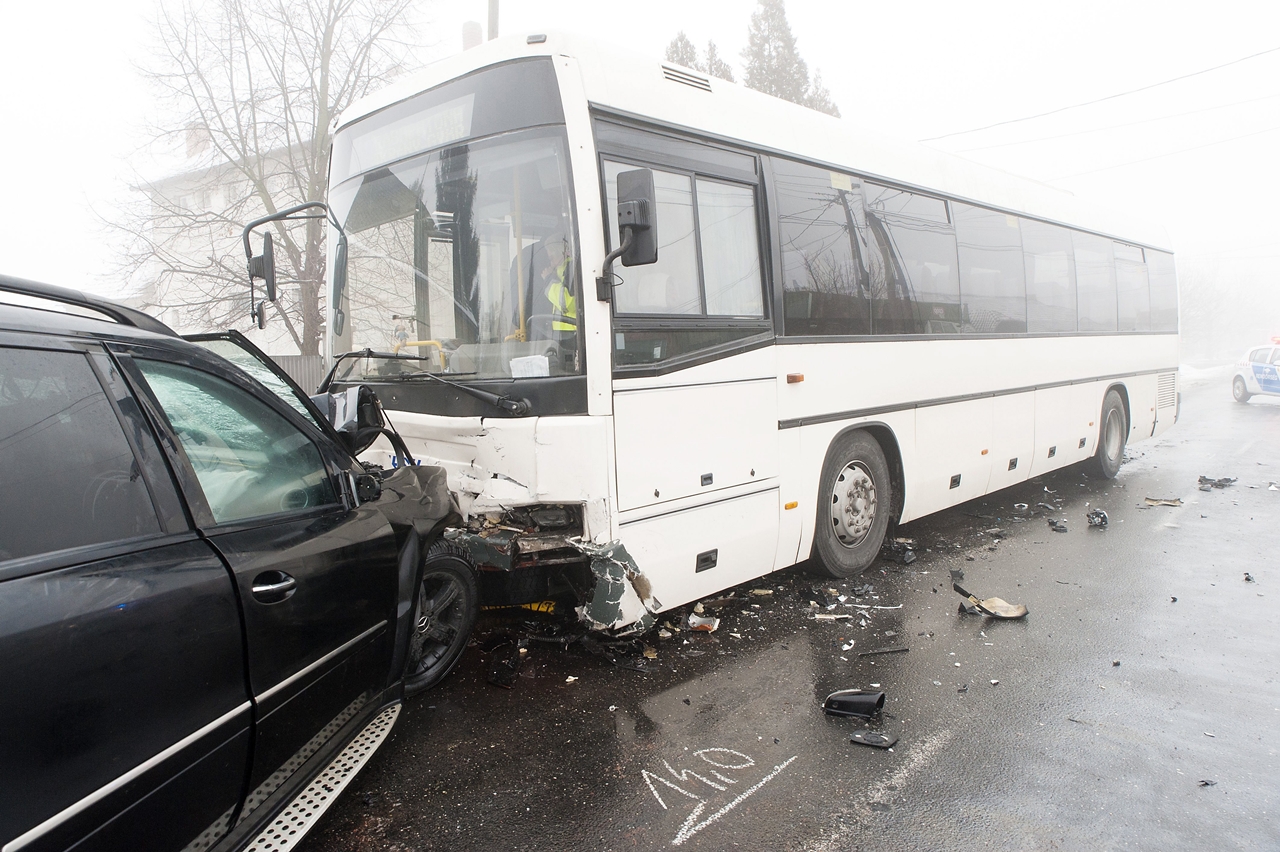 Az ÉNYKK menetrend szerinti busza személyautóval ütközött csütörtök reggel Rábapatonán. A képre kattintva galéria nyílik (fotók: MTI/Krizsán Csaba)