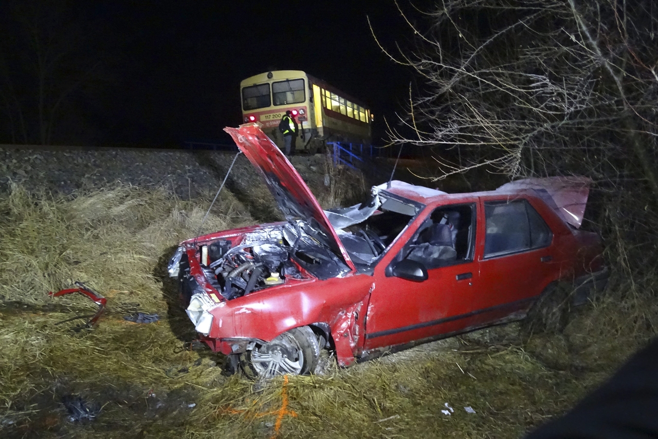 Motorvonattal ütközött egy személyautó Kiskunfélegyházánál, az autó utasa meghalt (fotó: MTI/Donka Ferenc)