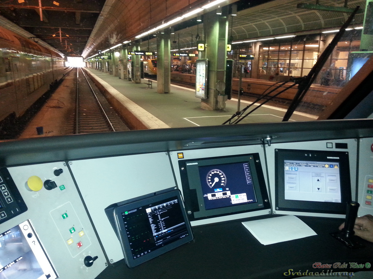 Az X55 motorvonat vezetőállása középen az ERTMS kezelőfelületével