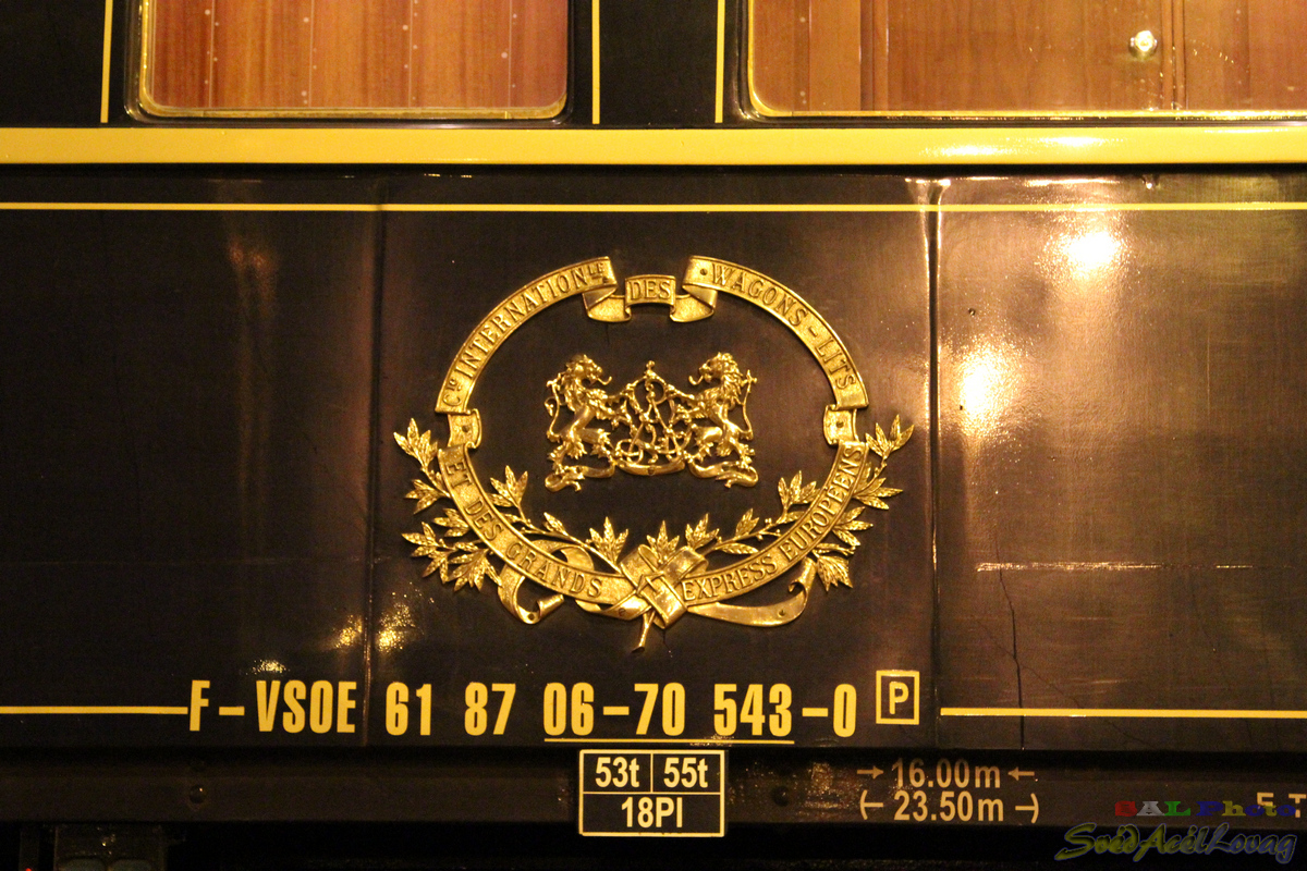 Egy jól ismert címer a vonat oldalán