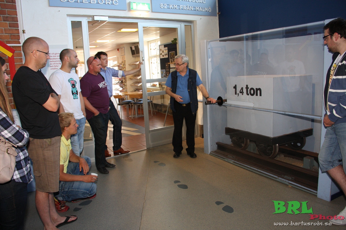 Látogatás a múzeumban</br>Tanfolyamvezetőnk épp a gördülési ellenállásról magyaráz