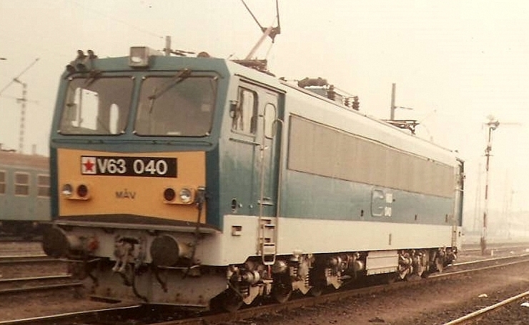 Amikor még működött Józsefváros. 1987-ben a kiskunhalasi 797-es számú gyorsvonat érkezése után viszem a beosztott gépemet Ferencvárosba. Ebben az időben alakjelzők biztosították az állomásról történő kihaladást.