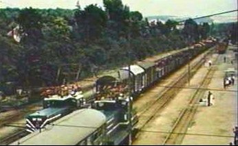 V41-es sorozatú mozdonnyal továbbított teher- és személyvonat egymás mellett, a hatvanas évek közepén.