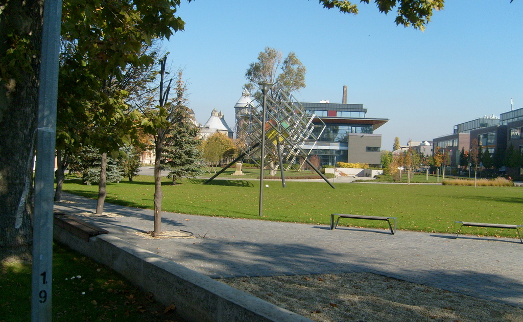 Szép rendezett park az egykori gyárudvaron. 