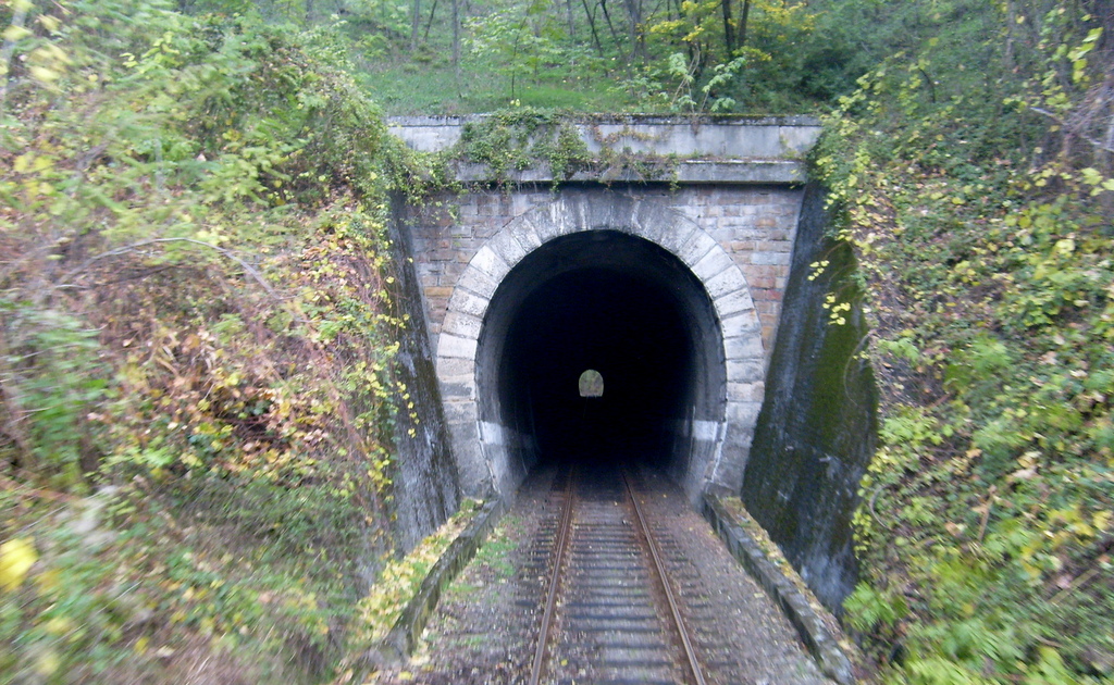 A vonal alagútja több, mint kettőszáz méter hosszú. Látni a végét.