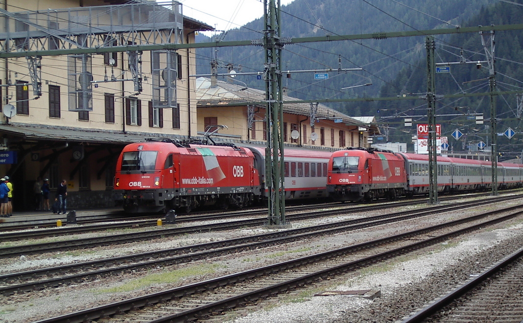Brenner állomás osztrák, négy áramnemű Taurusokkal. Érdekesség, hogy a gépeken az FS rendszerű pályaszám is fel van tüntetve