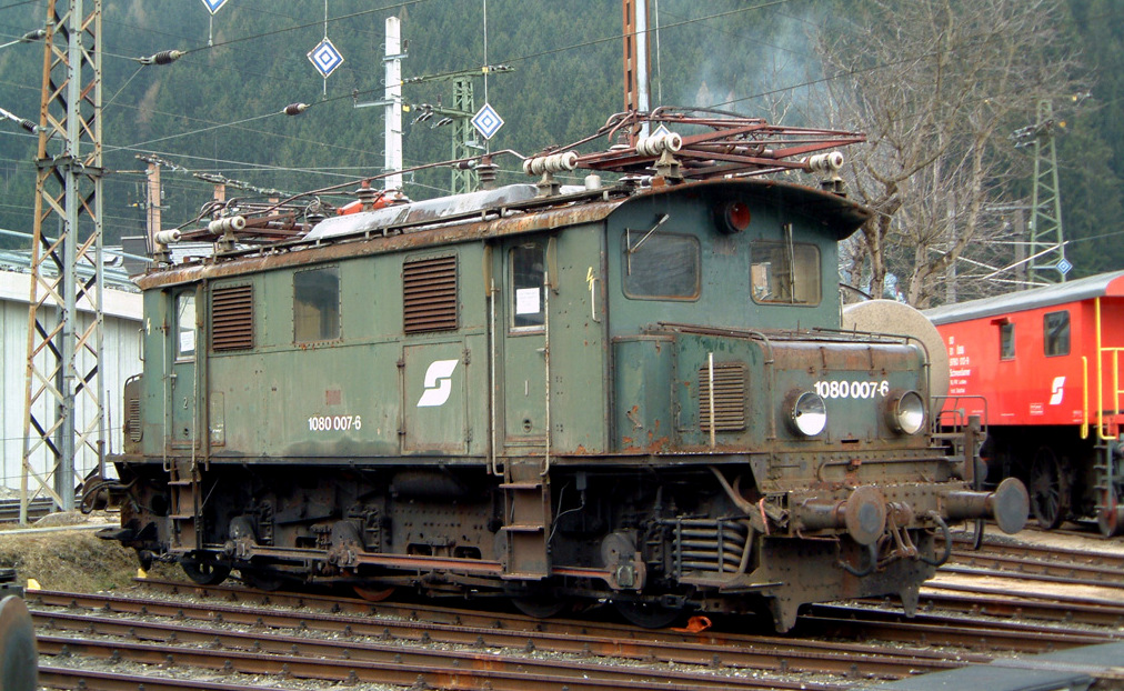Az ÖBB egyedi meghajtású 1080. sorozatú villamosmozdonya, csatlórudak által összekapcsolt kerekekkel. A típus az Arlbergbahn első villanymozdonyai közül való.  