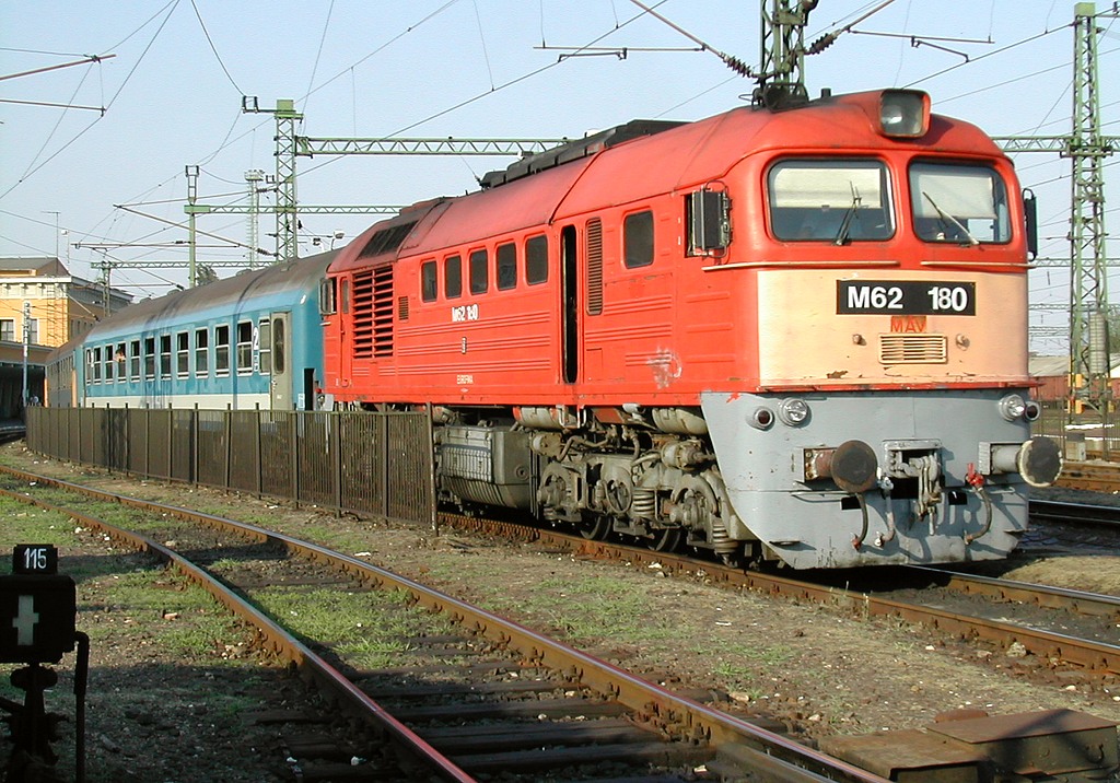 Balatoni emlékek: a 180-as Szergej fehérvárról jár ki egy Tapolcára közlekedő vonattal 2002. június 21-én