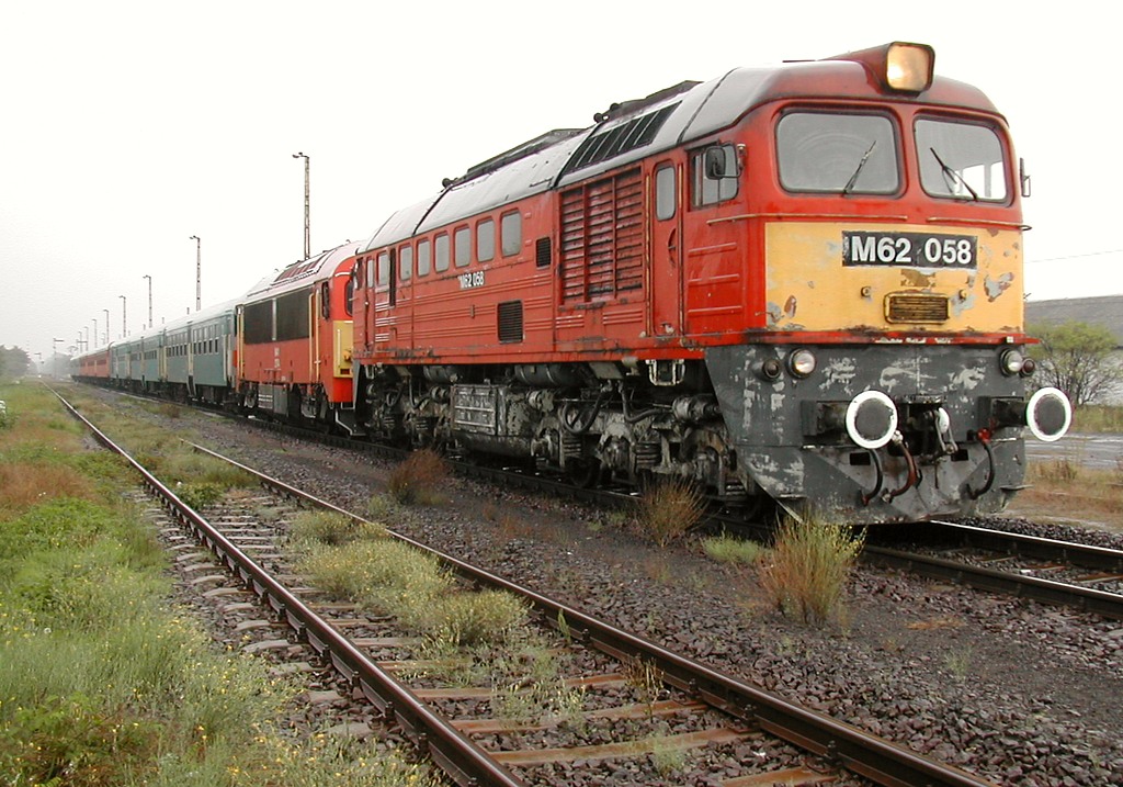 Az M62 058-as előfogatol egy Debrecenből Mátészalkára közlekedő vonatot 2002. szeptember 15-én