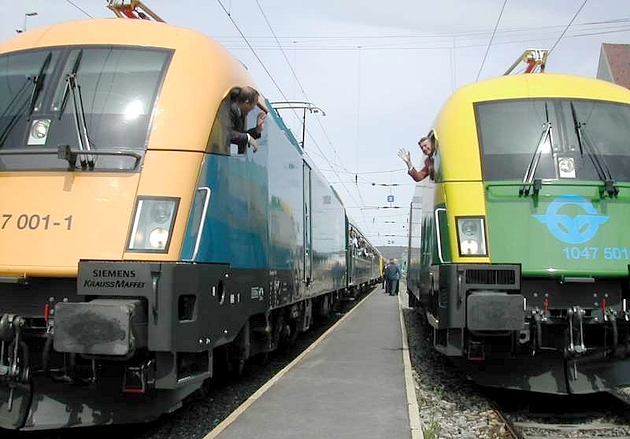 A megszűnt (vagy átalakult) vasúttársaságokkal együtt járnak a távozott vezérigazgatók is: itt éppen Kukely Márton és Berényi János integetnek egymásnak. Még a mozdonyok számozása is megváltozott azóta!