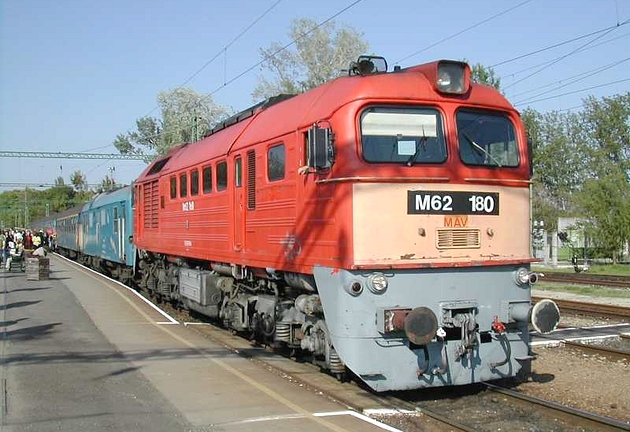 Ha már rezsó, akkor itt egy szép keszthelyi fotó az időnként Szergej-vontatta Szombathely-Pécs vonatról. Na igen, 2002-ben már nem közlekedtek rajta a Nohabok...
