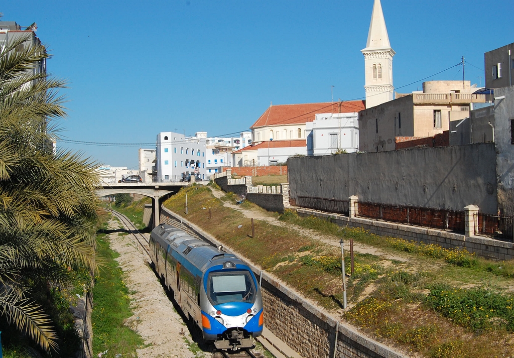 Auto Rail Express érkezik Tuniszból Sousse-ba. Otrombasága ellenére ez egy modern, légkondícionált motorvonat, minden ülésnél dugaljjal. Ez a régi fővonal, de most már csak napi öt pár vonat ereszkedik itt le Sousse pályaudvarára, hogy aztán visszafordulva ugyanezen az emelkedőn felkapaszkodva folytassa útját Sfax vagy Monastir felé