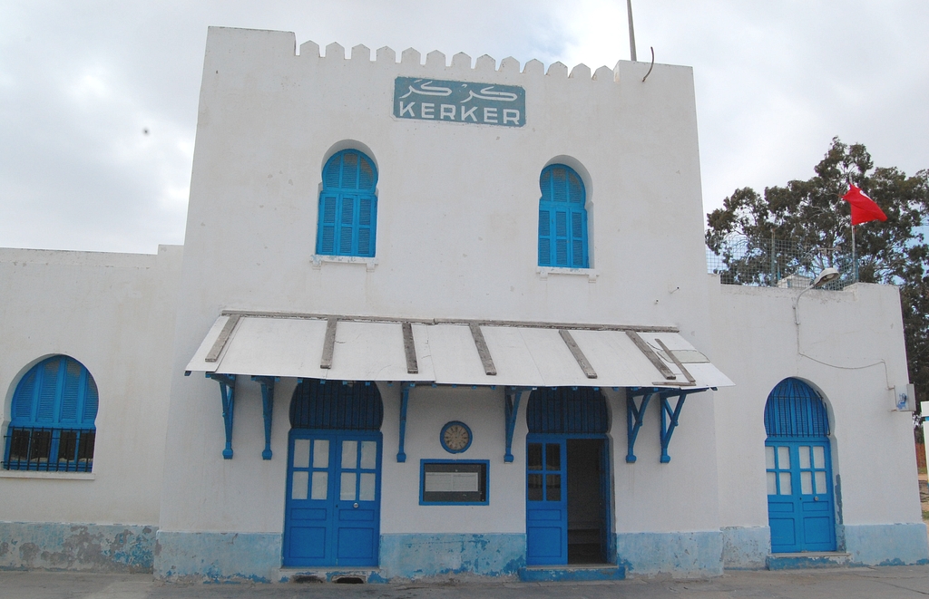 Egy kis vasúti építészet: tipikus arab jegyekkel rendelkező felvételi épület Sfax és Sousse között