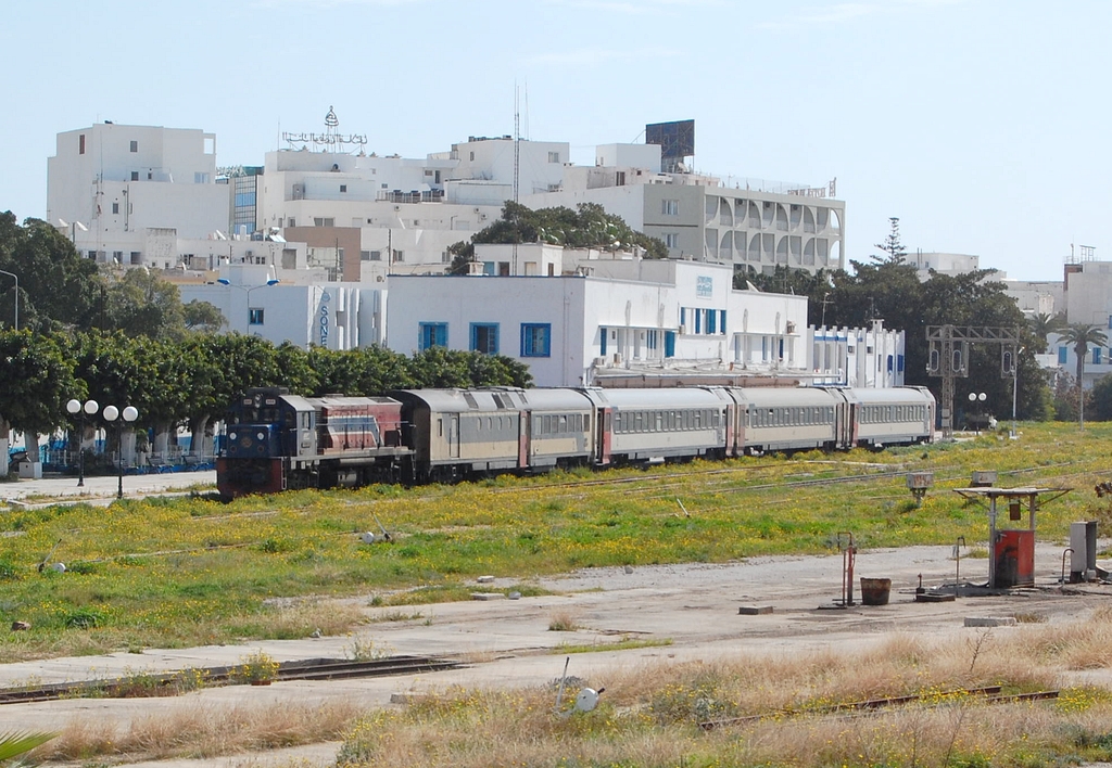Ez itt Sousse meglehetősen prózai pályaudvara a délelőtti Tunisz-Monastir járattal, miután annak gépe már körbejárt