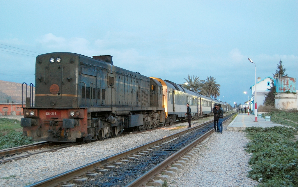 060-DN sorozatú mozdony Trebourba állomáson, az esti kirohanóssal. A peron végén cigarettára gyújtó két alak röviddel a fénykép elkészítése után megpróbált kirabolni
