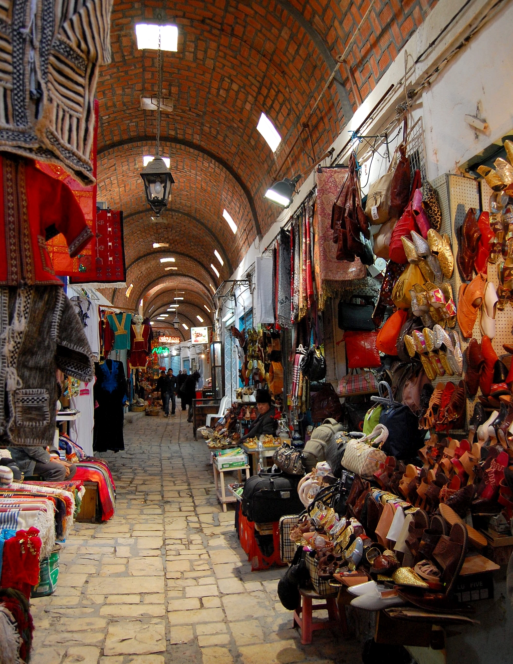 A turisták számára a legnagyobb izgalmat persze a bazár jelenti, amely a medina jelentős részét elfoglalja, helyenként fedett utcákkal. Az alku itt kötelező