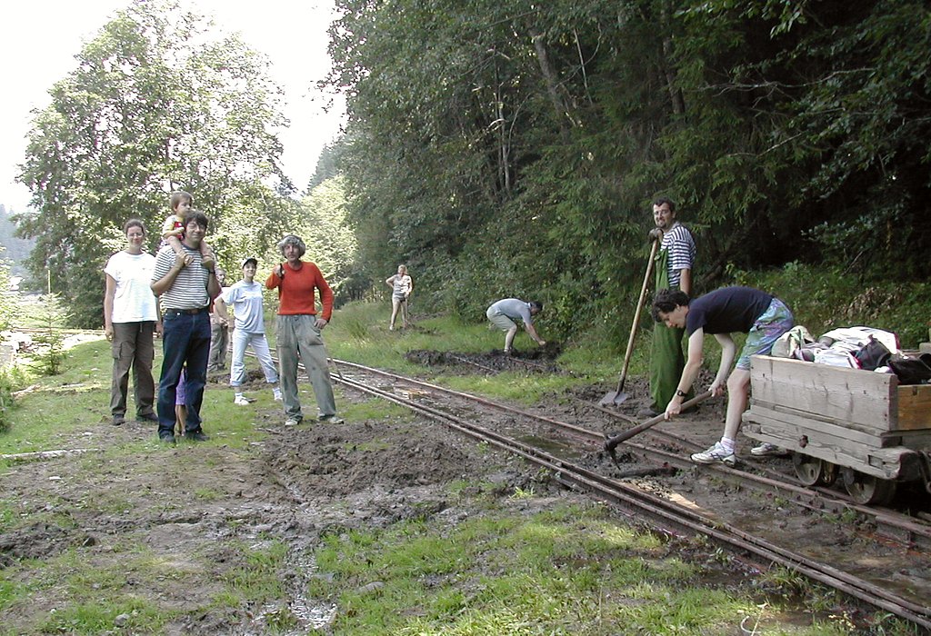Munkában a nemzetközi vasútbarát csapat! A manyiskai vonal kiágazását szabadítják meg a földtől és a gyeptől, még 2002-ben