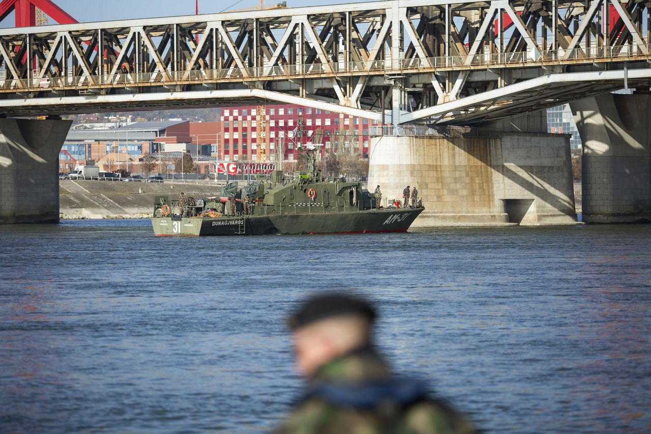 A Dunaújváros AM-31-es aknamentesítő hajó legénysége dolgozott a bomba hatástalanításán. A képre kattintva galéria nyílik (fotók: MTI/Mohai Balázs)