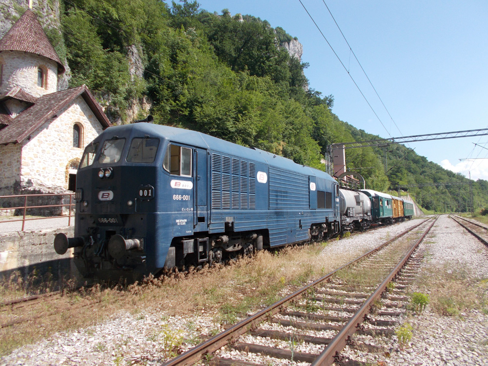 Újvidék és Belgrád között a Tito vonatáról ismert kék 666-osok fognak kerülő útirányon át közlekedni, de csak tehervonatokkal. A képen a 666-os a szerb-montenegrói határállomáson, Vrbnicán látható, gyomirtóvonattal (fotó: Tripolszki Dalibor)