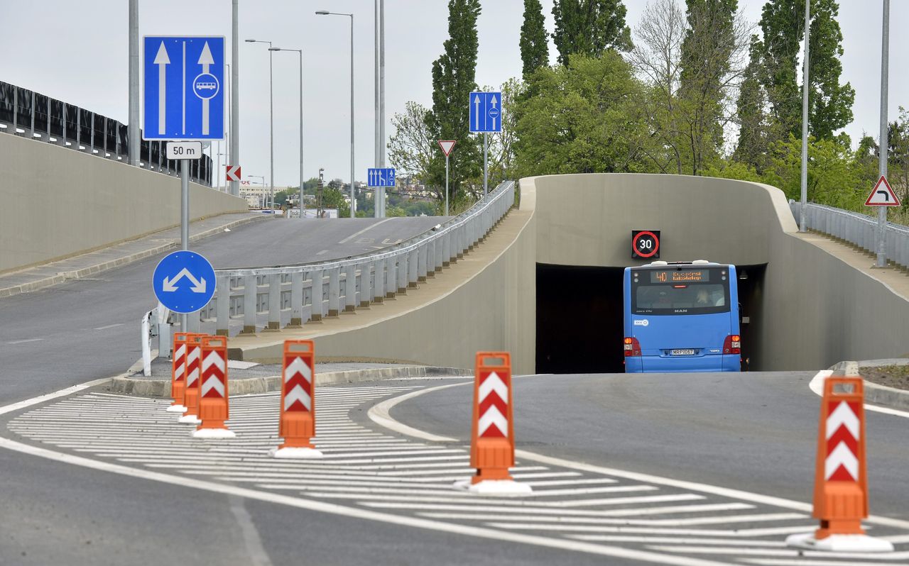 A 40-es a kelenföldi végállomásról indulva az aluljárón át fordul Budaörsnek. A sraffozás szab gátat annak, hogy az M1–M7-esen autózók visszafogjanak – akár az autópályára, vagy Sasadnak, Gazdagrétnek (fotók: MTI/Máthé Zoltán)