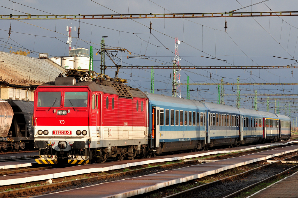 Az indulásra várakozó Hargita IC mozdonya a decemberi menetrendváltástól már rendszeresen látható lesz Magyarországon is, addig csak ismerkednek vele a mozdonyvezetők az IC363/366 vonatpár élén 