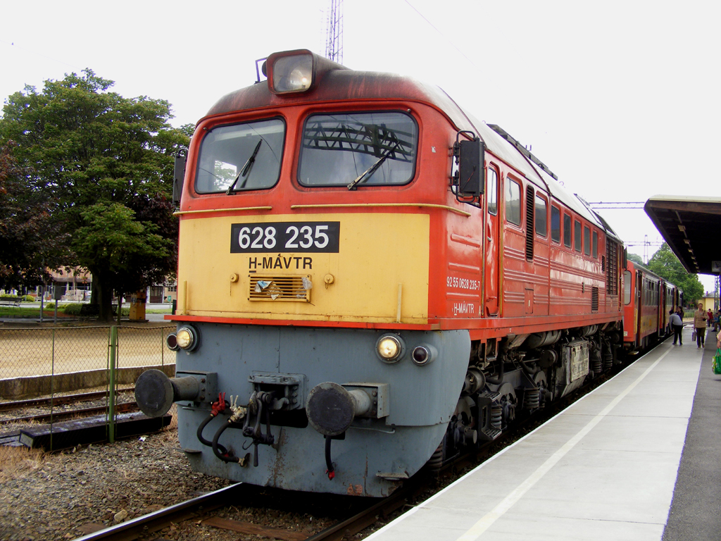 A 8833 számú vonat élén hazainduló Szergej Fonyódon várja az indulását<br>A képre kattintva fotógaléria nyílik<br>(fotók: Zajácz László)</br>