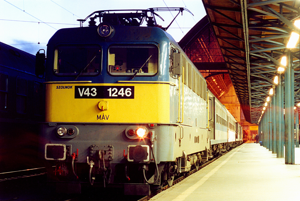 Keleti pályaudvaron a Transbalkán nemzetközi gyorsvonattal várja indulását, 2003 októberében<br>A képre kattintva fotógaléria nyílik<br>(a külön nem jelölt felvételeket a szerző készítette)</br>