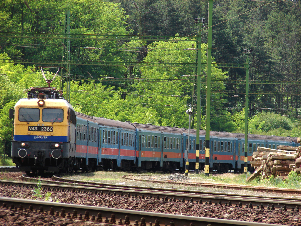 Mendére érkezik a 3534 sz. vonattal 2009 június 2-án. A kép készülte óta a Budapest és Mende között közlekedő személyvonatok megszűntek 