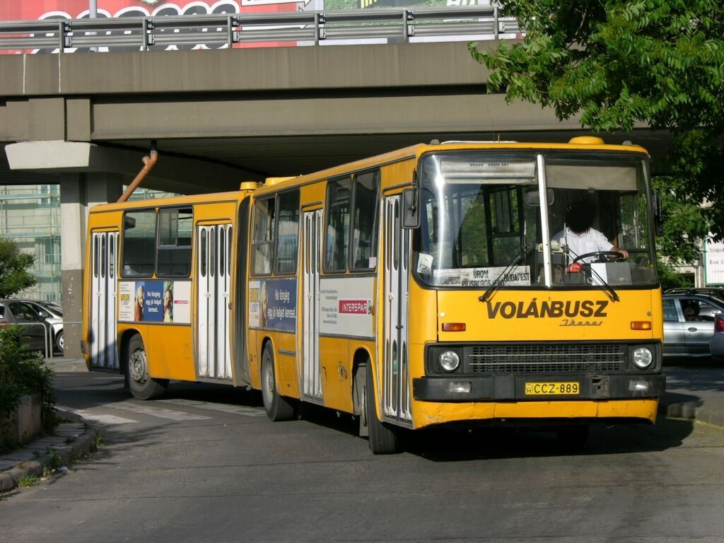 Négy ajtós NDK kivitelű 280-as érkezik az Árpád hídhoz 2006 júniusában. Az autóbuszon feltűnő, hogy nem mindegyik ablak elhúzható
