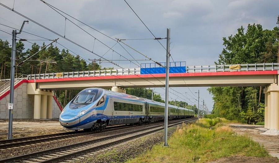 A lengyeleknek már van nagysebességű vasútjuk, itt egy Pendolino robog a CMK-n (a kép forrása: rynek-kolejowy.pl)