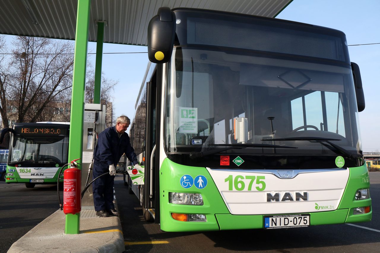 Magyarországon is egyre inkább elterjedőben van a CNG-hajtás a tömegközlekedésben. Uniós támogatással a miskolci helyi buszflotta jelentős részét sűrítettföldgáz-üzeműre cserélték