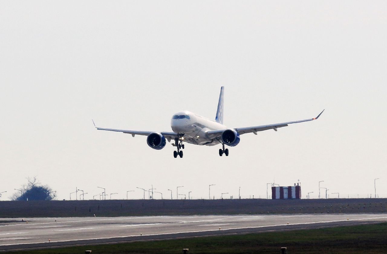 Az első leszállás, megjelenik a vadonatúj Bombardier-gép a ferihegyi légtérben. A képre kattintva galéria nyílik (fotók: Budapest Airport)