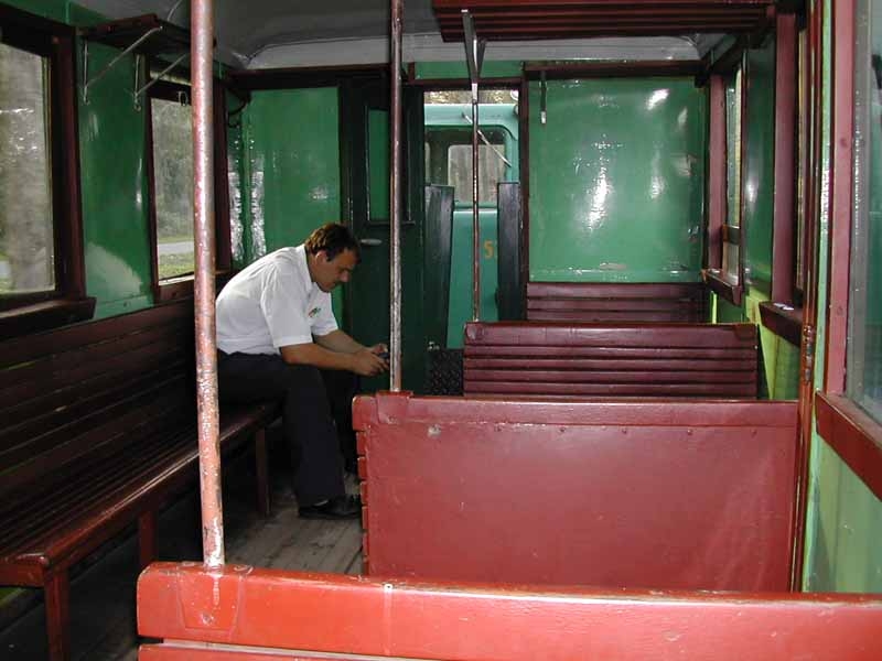 Nem sokan utaztak az utolsó előtti üzemnapon, 2002. augusztus 31-én a Táskáról visszatérő délutáni vonaton (fotó: Joó Ferenc)