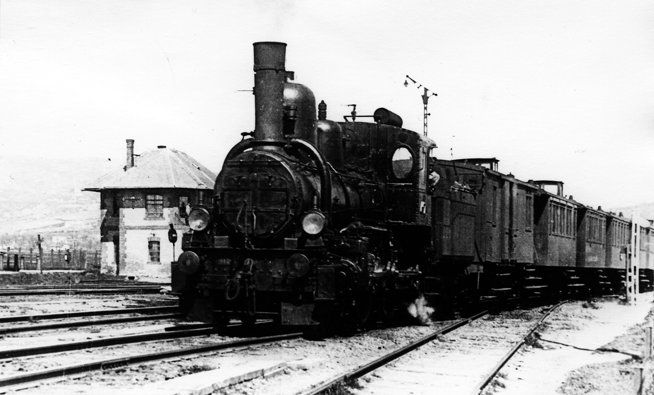 A Déli Vasút 17c sorozatú, egykor gyorsvonati célra beszerzett gőzmozdonya a 209. számú, kora délutáni személyvonattal érkezik Kelenföldre a XIX–XX. század fordulóján. A vonatban még kizárólag kéttengelyű kocsik közlekedtek. Háttérben a Budaörsi út környéke még lakatlan, a vágánykapcsolatot azóta többször átépítették. A képre kattintva galéria nyílik (fotó: Indóház-archív | Lányi Ernő gyűjteménye)