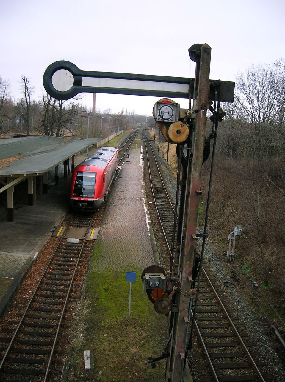 Sömmerda, végállomás. A straussfurti folytatás két éve szűnt meg, de az állomási kijelző még tartalmazza. A „kusza” német vasúti viszonyok eredménye, hogy a pálya egy magánvasúté, a személyszállítást viszont a DB Regiotól rendelte rá a türingiai tartomány. A képre kattintva galéria nyílik (fotók: Indóház-archív | a szerző felvételei)